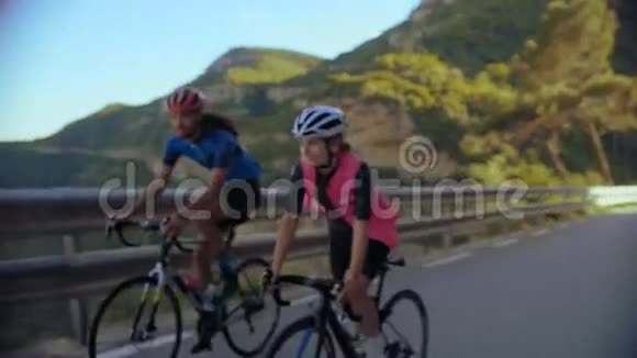 两个骑自行车的人一起骑在山上视频的预览图