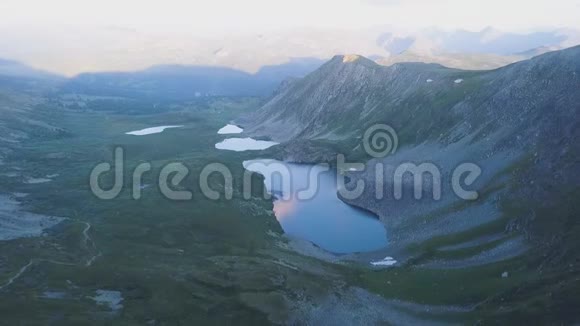 以湖泊为背景的山峰鸟瞰神奇的山景和池塘视频的预览图