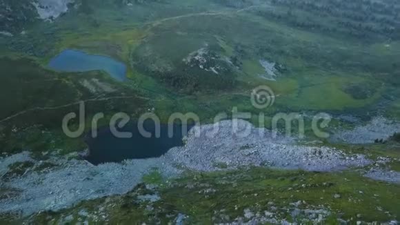 山湖鸟瞰图剪辑美丽的全景山地景观与惊人的池塘一架四翼飞机视频的预览图