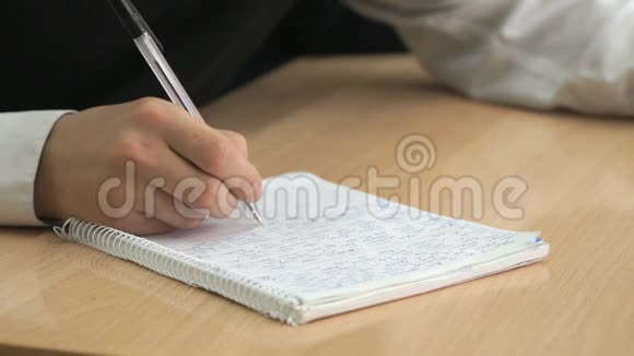 小学生用钢笔在练习本上写课文视频的预览图