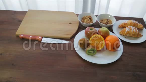 在白色的盘子里有水果橘子苹果猕猴桃相机向左向右移动视频的预览图