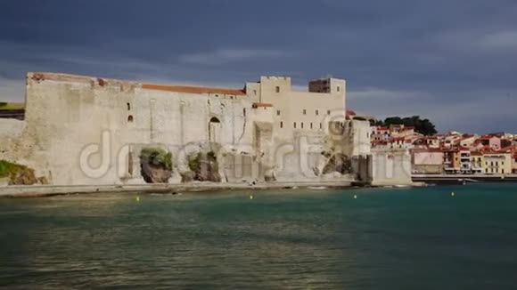 在阳光明媚的一天法国的小镇和科尔里奥尔城堡是海岸的一部分视频的预览图