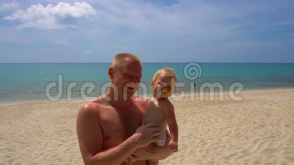 爸爸和幼儿在海滩上父亲关怀理念视频的预览图