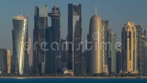 卡塔尔多哈时间在清晨的天际线视频的预览图