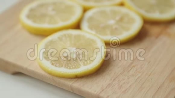 切成柠檬和橘子做菜视频的预览图