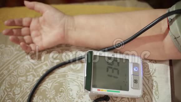 成年女性测量血压成年后的保健视频的预览图