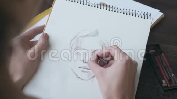 女人画了一幅素描视频的预览图