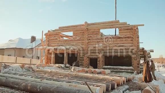 建造木屋冬季建筑工地加拿大角砌体加拿大风格视频的预览图