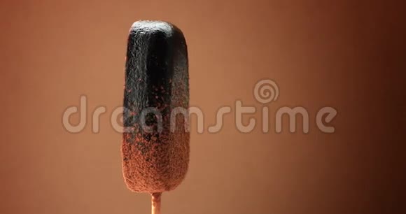 巧克力冰淇淋在棍子上打开它zxis视频的预览图