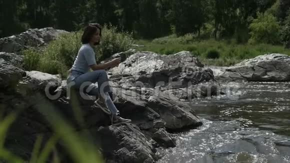 在河岸上摆姿势的女人视频的预览图