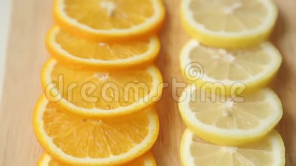 切成柠檬和橘子做菜视频的预览图