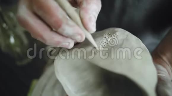陶艺师用生灰粘土做锅视频的预览图