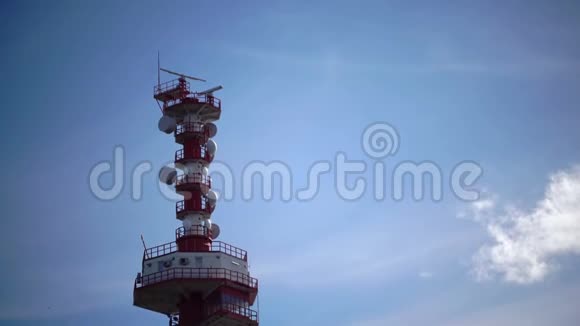 晴天蓝天背景下的雷达塔灯塔视频的预览图