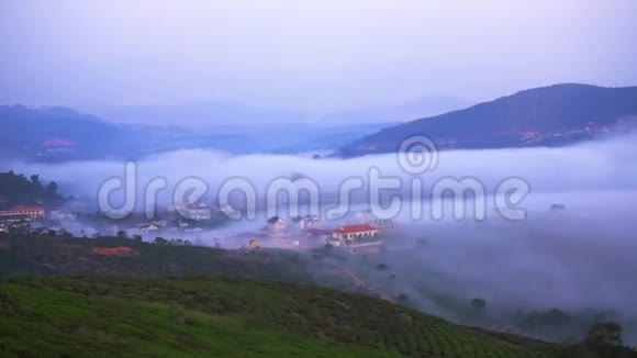 早晨高原上山坡下弥漫着雾气视频的预览图