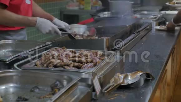 厨师在饭店餐厅的厨房烧肉视频的预览图