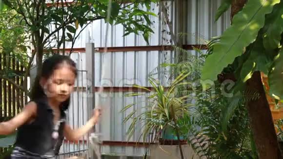 亚洲小女孩玩木秋千快乐慢动作视频的预览图
