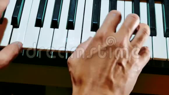 人手弹钢琴演奏键盘的音乐家的特写男性手弹合成数字钢琴视频的预览图