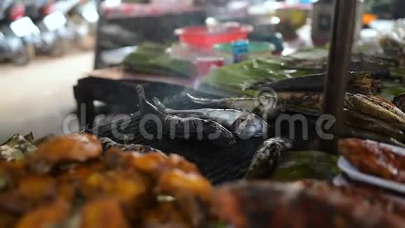 在班隆镇的当地食品市场上烤鱼视频的预览图