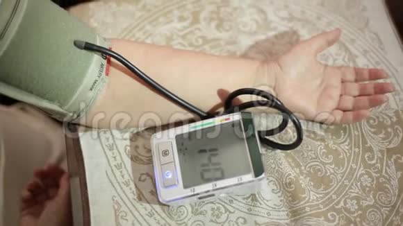 成年女性测量血压成年后的保健视频的预览图