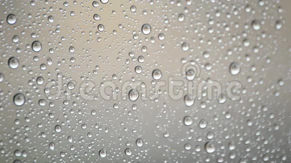 下雨的时候雨点从一个房间的玻璃窗滑落下来视频的预览图