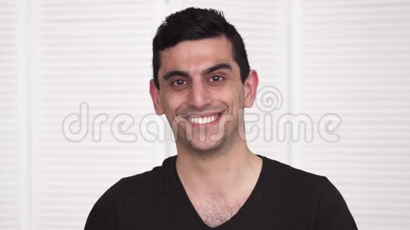 年轻快乐的中东男人微笑视频的预览图