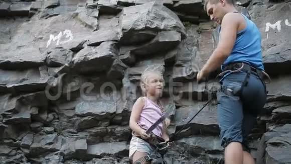 有女儿在攀岩的年轻人视频的预览图