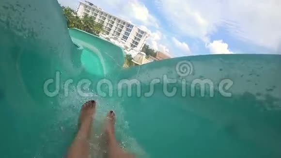 乘坐水上乐园滑梯视频的预览图