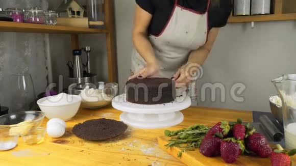 分层切蛋糕做巧克力蛋糕系列视频的预览图