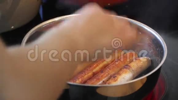 在锅里烤香肠视频的预览图