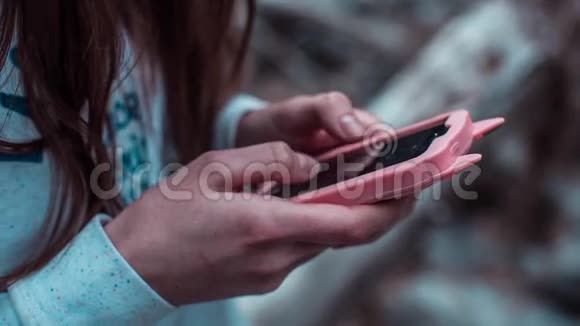 女性使用触摸屏手机视频的预览图