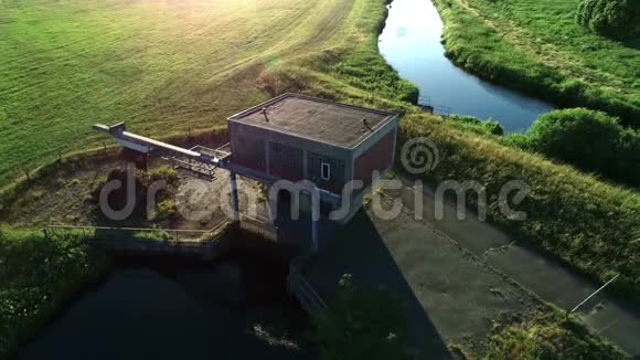 河流泵房的鸟瞰图视频的预览图