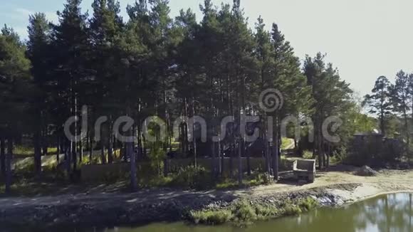一座旧木屋在水上休息录像近岸的池塘树的背景大自然视频的预览图