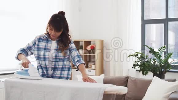 亚洲妇女在家熨烫床单视频的预览图