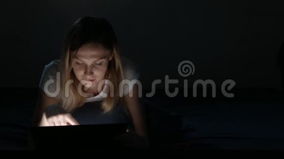 年轻女孩用平板电脑搜索信息视频的预览图