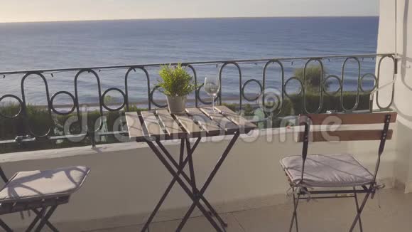 酒店设有阳台可欣赏海景视频的预览图