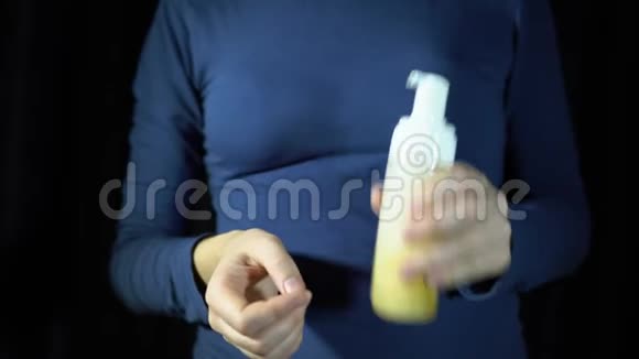 女人按着配药器去拿肥皂泡沫特写视频的预览图