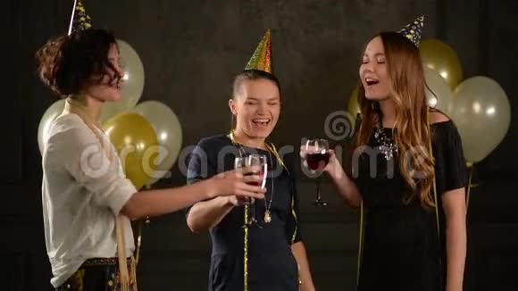 美丽的女孩祝贺他们的朋友生日三个女人带着香槟和葡萄酒享受欢乐视频的预览图