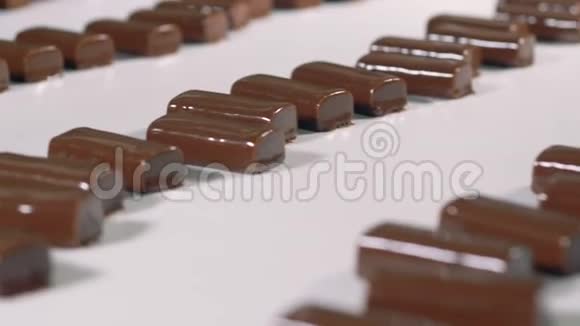 巧克力糖果在工厂生产关闭视频的预览图
