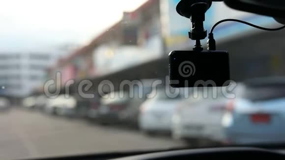 汽车在交通道路上行驶的录像机视频的预览图