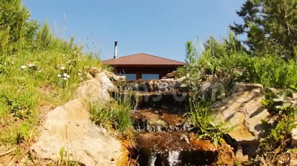 近景屋前的水源视频的预览图