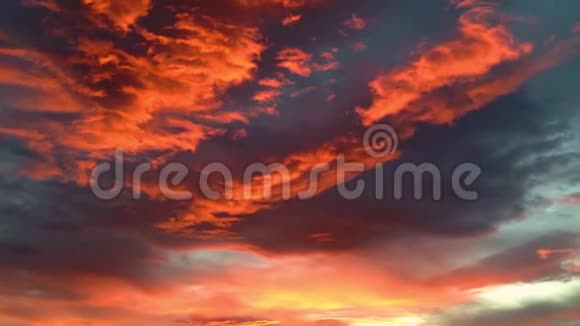 绚丽多彩的夕阳云景视频的预览图