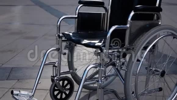 禁止轮椅在现代商业区附近滚动视频的预览图