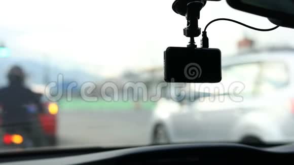 汽车在交通道路上行驶的录像机视频的预览图