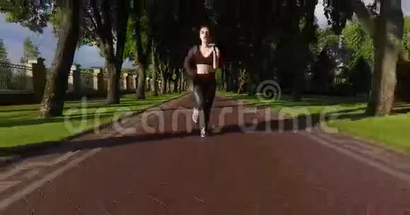 运动女子沿路慢跑的正面景色视频的预览图