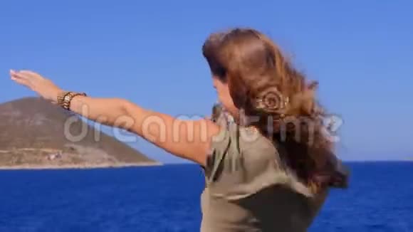 一个年轻的女人从船甲板上欣赏大海视频的预览图