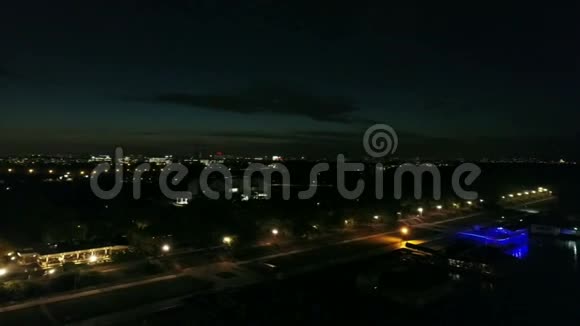 夜晚从河上看到城市的超裙视频的预览图