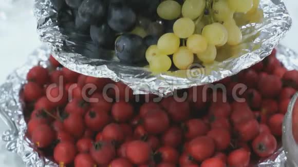 水果山楂和葡萄的铁架台视频的预览图