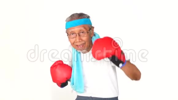 做拳击运动的老人视频的预览图