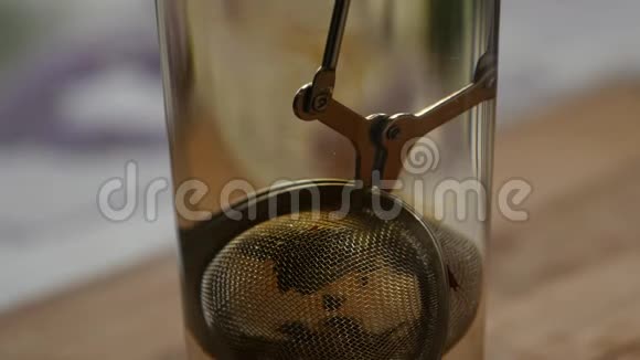 一杯热水和一个茶水注入器准备茶4K视频的预览图