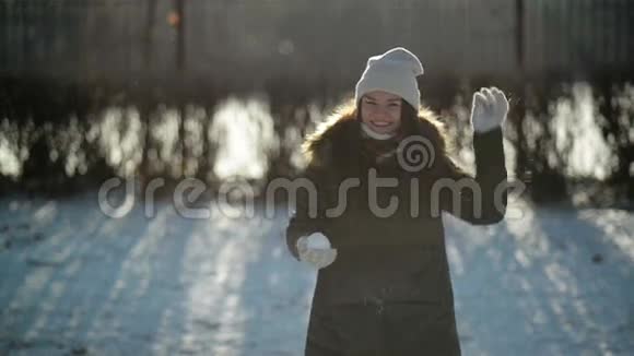 快乐的宁静的小女孩在镜头前扔雪在寒冷的阳光明媚的早晨乐趣的户外活跃妇女视频的预览图